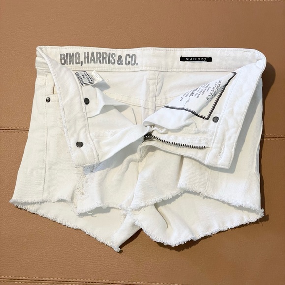 Woman White Distressed Jean Shorts. Size 23 W. - Picture 3 of 6